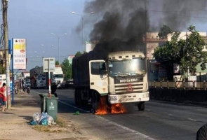 NÚI THÀNH- Xe tải bốc cháy dữ dội trên Quốc lộ 1A