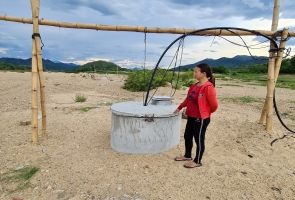 Thiếu nước sinh hoạt, dân Nông Sơn phải đào giếng ven sông Thu Bồn