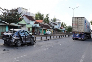 Phú Ninh- Container kéo lê ô tô hơn 20m, 4 người trọng thương