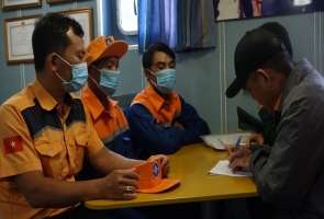 Cứu 2 thuyền viên gặp nạn ở vùng biển Quảng Nam