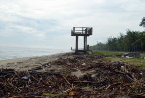 Sau lũ, rác tràn ngập bờ biển ở Điện Bàn, Hội An