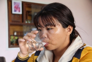 Hiệp Đức- Kỳ lạ cô gái 7 năm chỉ uống nước đá thay cơm