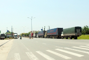 NÚI THÀNH- Xe container đậu đỗ gây mất an toàn giao thông tại xã Tam Xuân 1