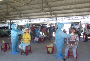Tam Kỳ lấy mẫu xét nghiệm cho 650 tiểu thương và người dân khu vực chợ Vườn Lài