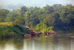 Sông Thu Bồn bị “rút ruột”, hàng chục ngôi nhà chênh vênh bên miệng “hà bá”