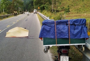 NAM GIANG- Điều tra nguyên nhân tử vong của nam thanh niên nằm trên đường
