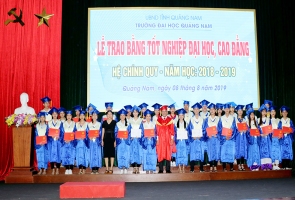 Trường Đại học Quảng Nam trao bằng tốt nghiệp cho sinh viên