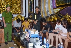 Tam Kỳ- Đội kích quán karaoke, phát hiện hơn 30 đối tượng “phê” ma túy