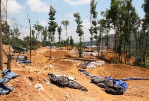 Cận cảnh 'đại công xưởng' khai thác vàng trái phép ở Thác Trắng, Bồng Miêu