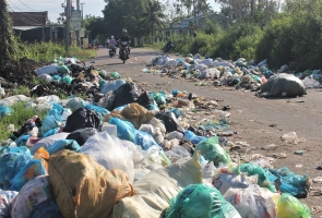 Đường về Khu danh thắng quốc gia hồ Phú Ninh tràn ngập rác