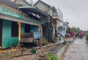 Phú Ninh- Xe container tông 7 nhà dân hư hỏng nặng