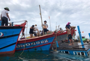 Thăng Bình - Đang neo đậu, tàu cá của ngư dân bị sóng đánh chìm