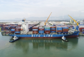 Tàu hàng tải trọng 22.000 tấn cập cảng Chu Lai