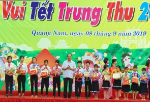 Thủ tướng Nguyễn Xuân Phúc trao quà cho 300 trẻ có hoàn cảnh đặc biệt khó khăn