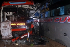 Phước Sơn- Tai nạn liên hoàn khiến 3 xe khách bị hư hỏng nặng