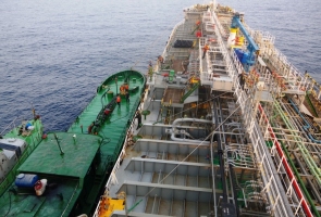 Bắt tàu sang chiết 400m3 chất lỏng nghi là xăng trái phép trên biển