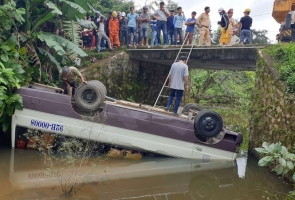 Tiên Phước- xe chở 7 người lao xuống suối, lật ngửa